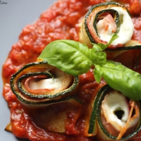 Zucchinirollen in Tomatensauce (Low Carb)