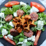 Pfifferling-Mozzarella-Salat mit Salsiccia