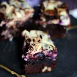 Lecker Kuchen-Kombi: Käsekuchen Brownies mit Blaubeeren
